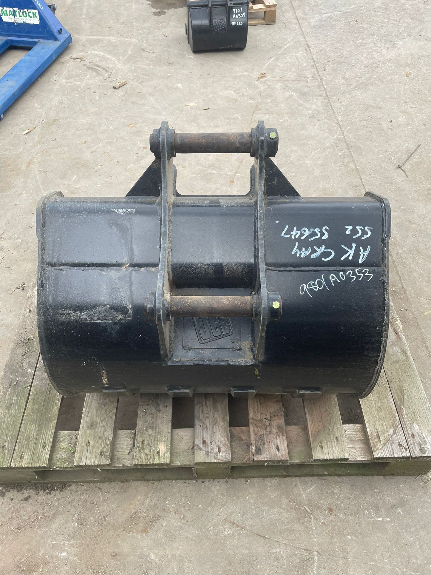 8040, 8045, 4050 & 8055 30" Digging Bucket: 980/A0353