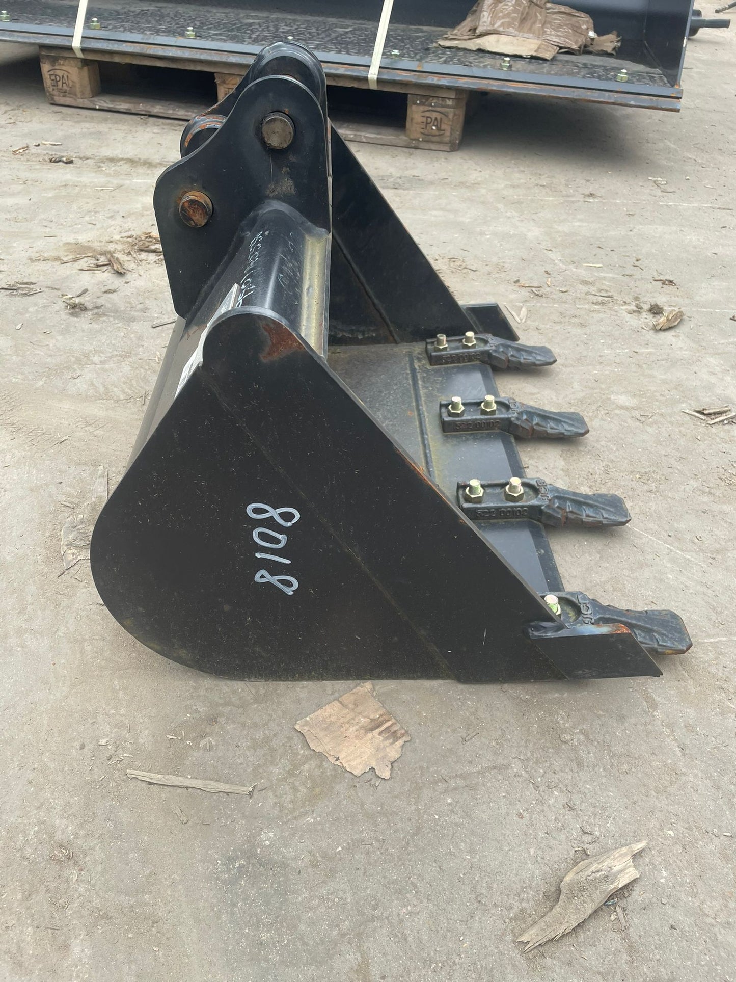 8010 - 8020 24” Digging Bucket: 980/A0336
