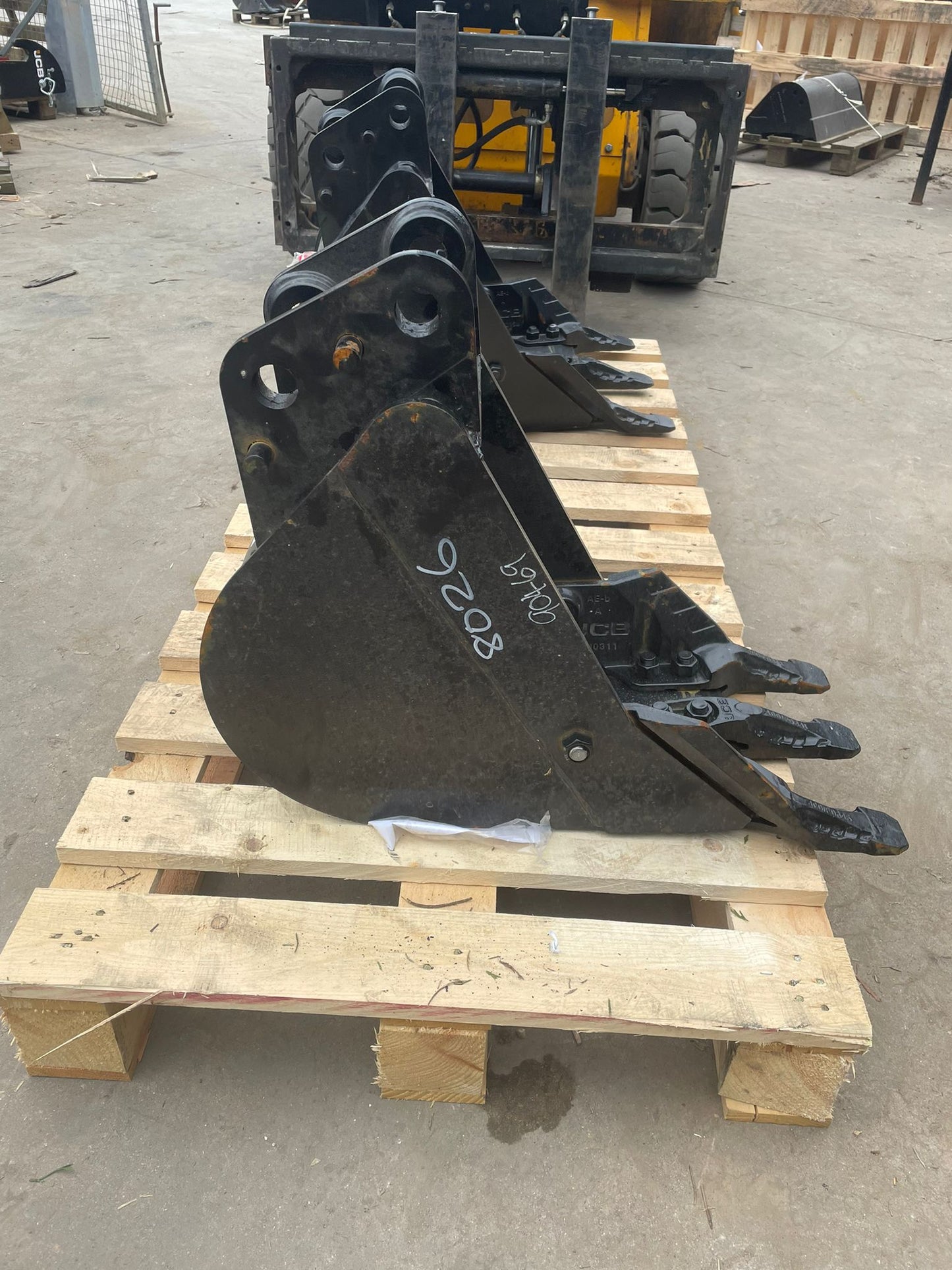 8025, 8026 & 8030 12” Digging bucket: 980/90469