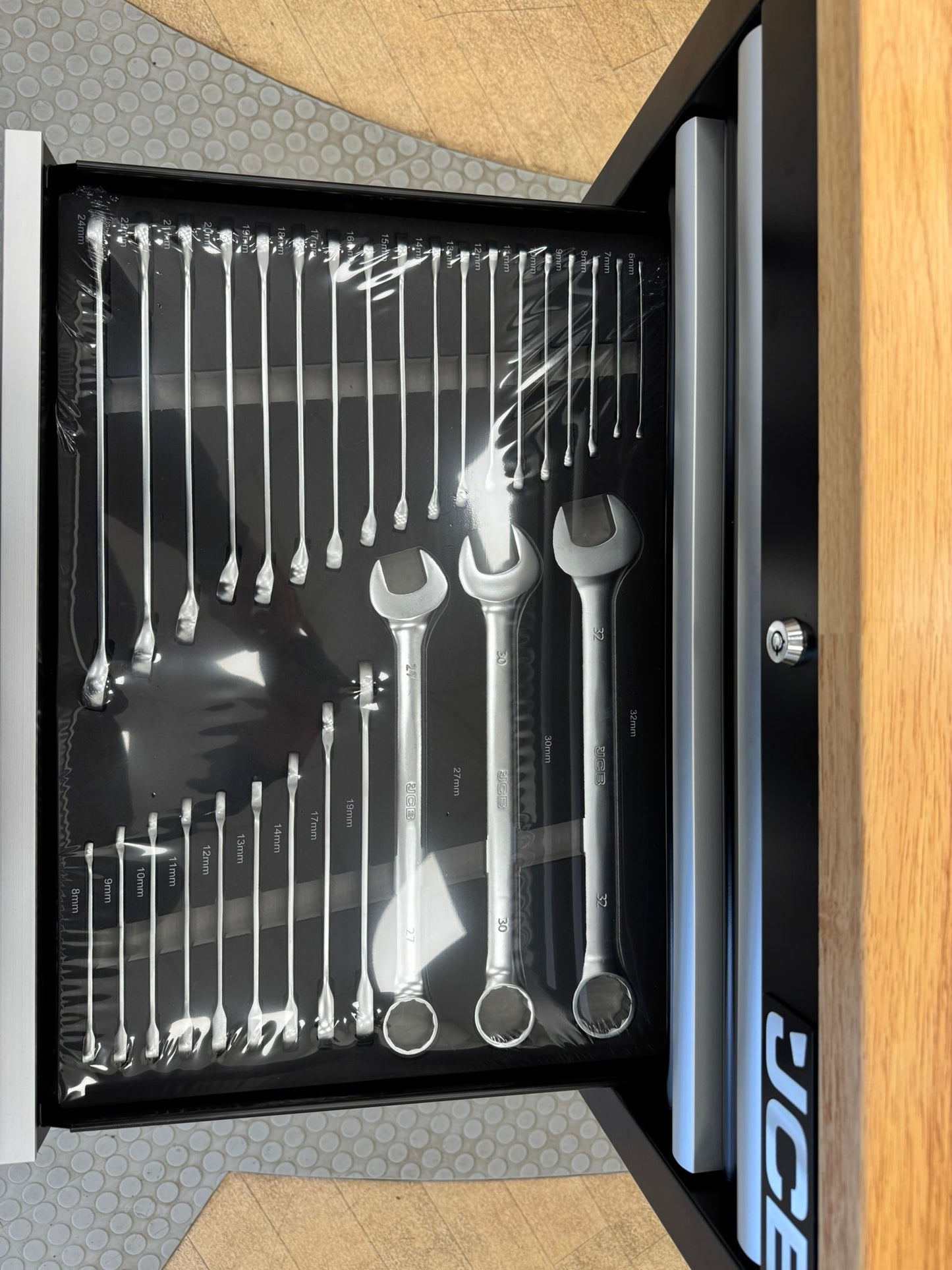 JCB 27" Tool Chest - Complete with 259 tools!