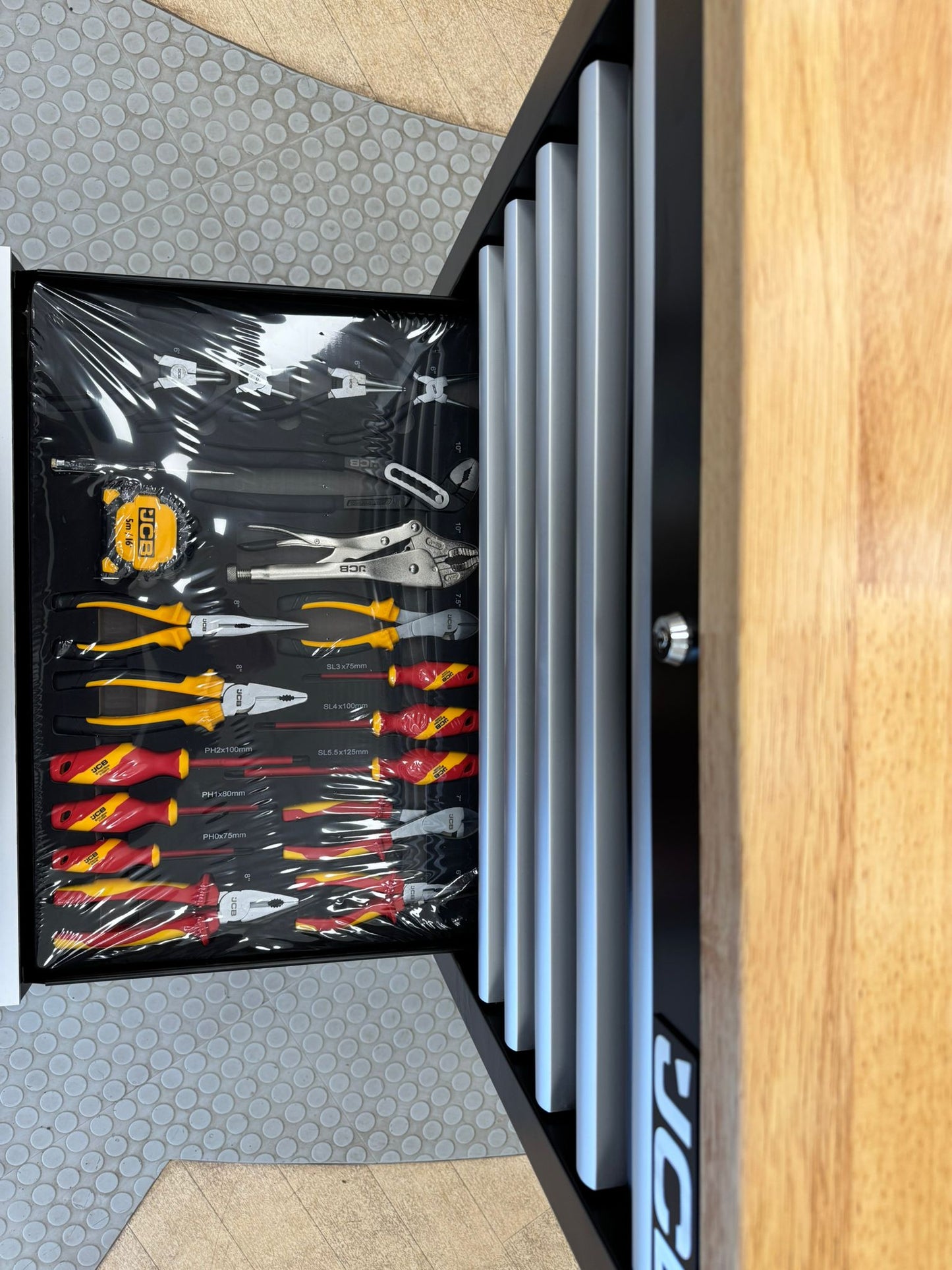 JCB 27" Tool Chest - Complete with 259 tools!