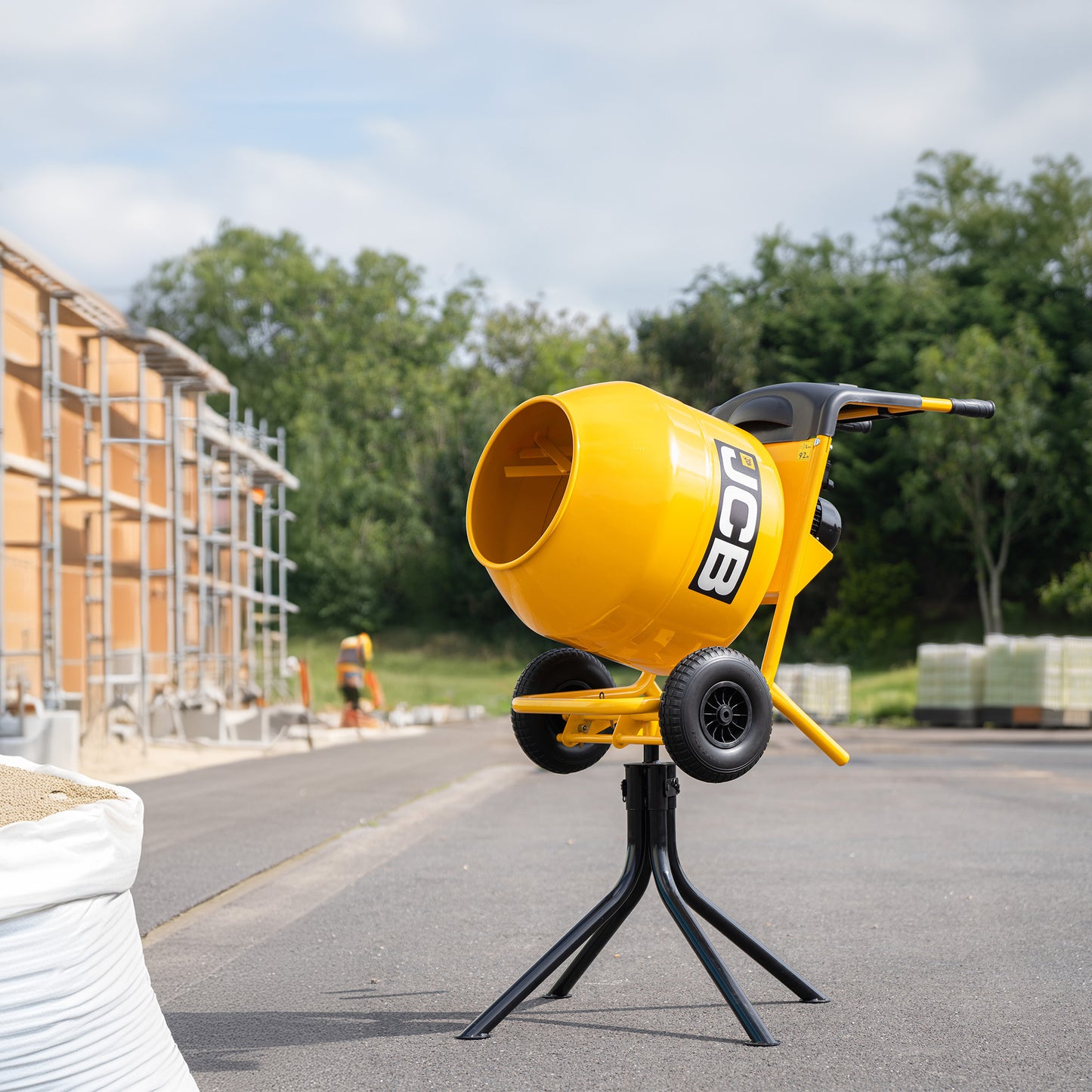 JCB Electric 230V 134L Seam Welded Cement Mixer 550W 100L Working Capacity | JCB-CM150E