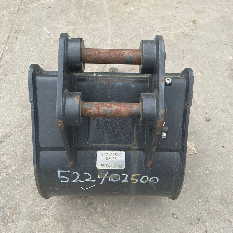 8030/8035 18" Digging Bucket: 522/02500